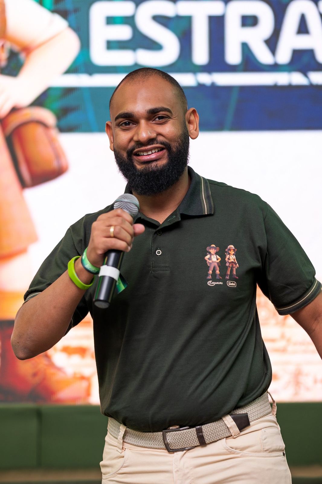 Palestrante no palco em evento de agronegócio