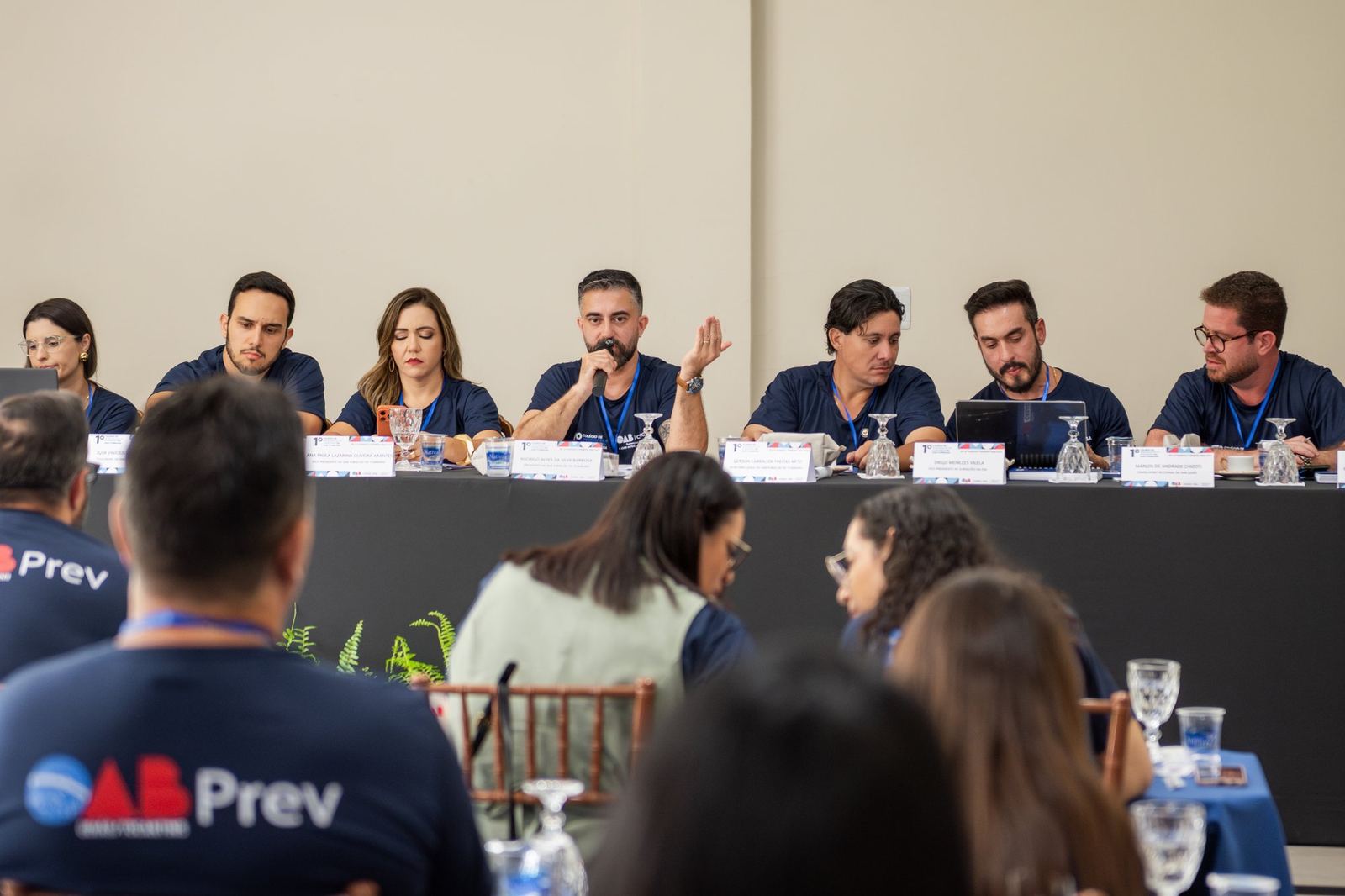 Mesa de diretoria em evento corporativo