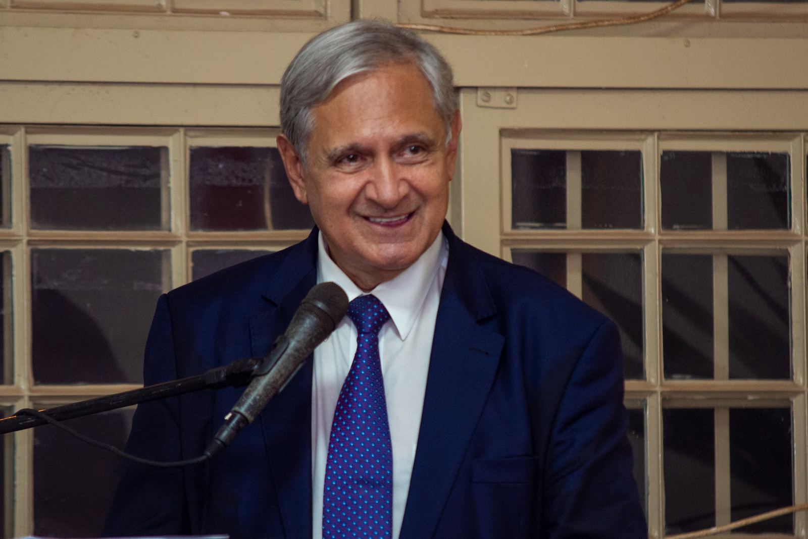 Executivo discursando em púlpito