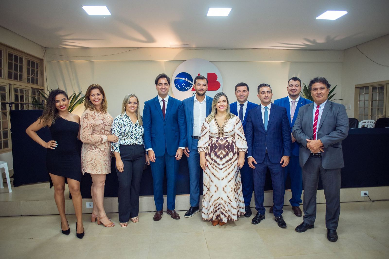 Foto oficial de grupo em evento institucional