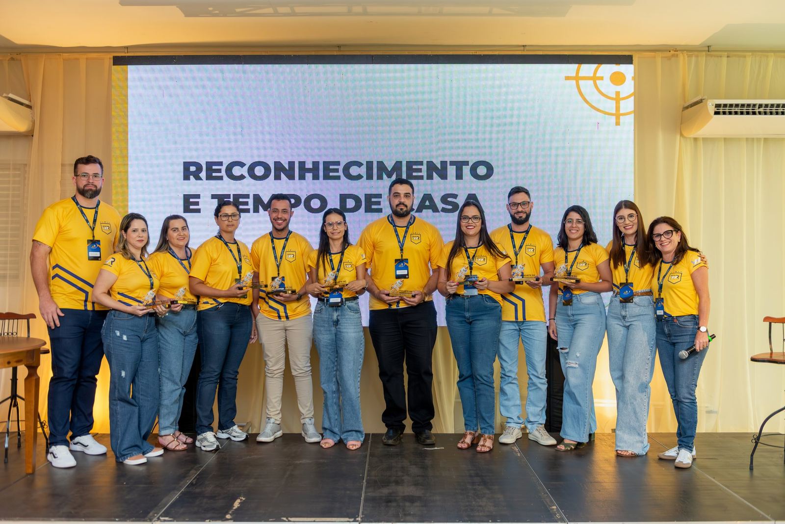 Equipe premiada em conferência corporativa