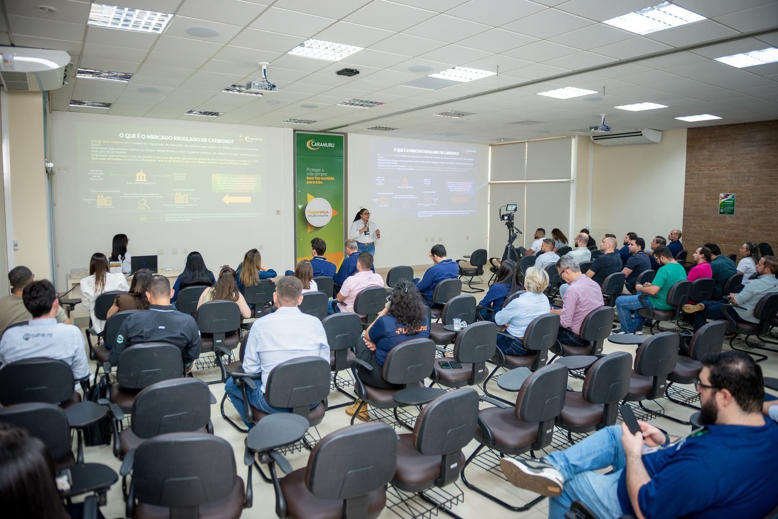 Plateia de workshop em cobertura audiovisual