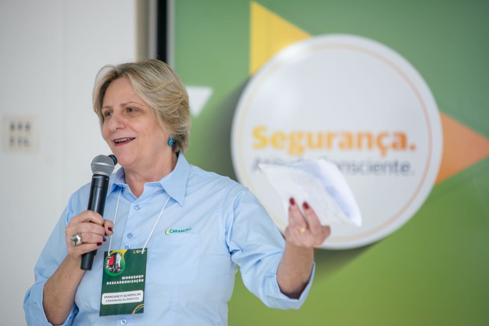 Palestrante ao microfone em evento transmitido